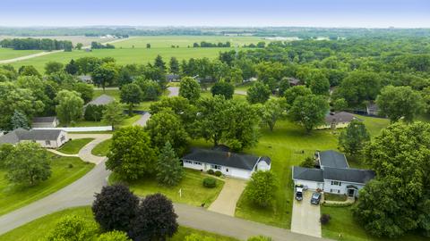 6865 White Oak Ln, Garden Prairie, IL 61038