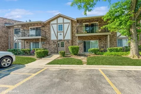 16 W481 Lake Dr #24-103, Willowbrook, IL 60527