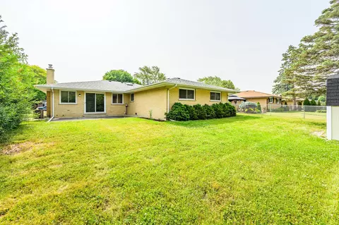 1716 N Laurel Dr, Mount Prospect, IL 60056