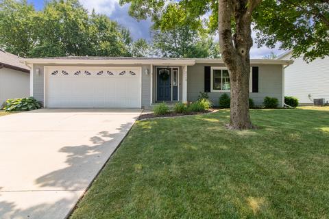 2110 Woodhavens Dr, Bloomington, IL 61701