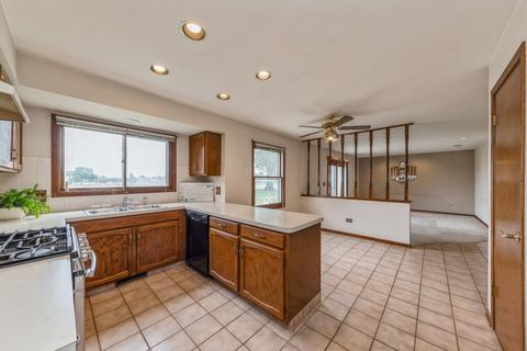743 Longtree Dr, Wheeling, IL 60090 photo 5