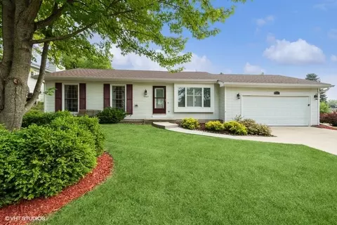 5307 W Greenbrier Dr, Mchenry, IL 60050