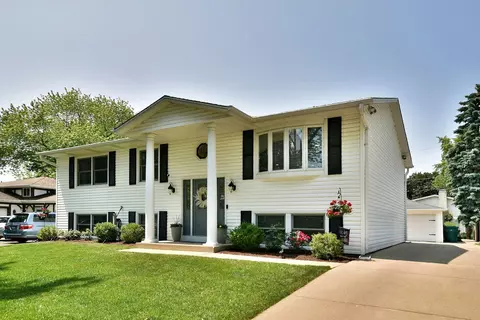 924 Prague Ave, Buffalo Grove, IL 60089