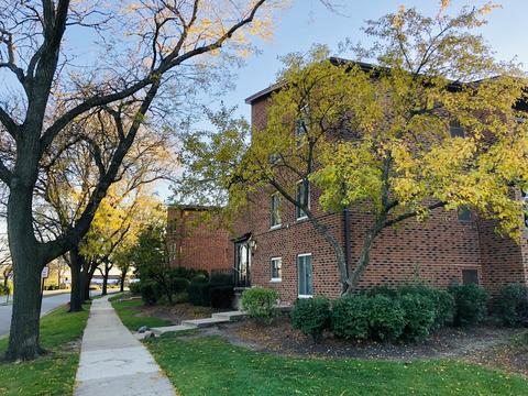 900 Perrie Dr #302, Elk Grove Village, IL 60007