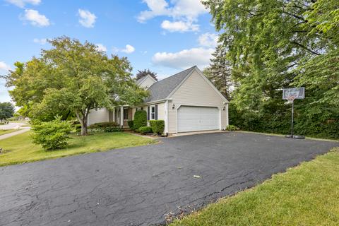 540 Springhill Dr, Roselle, IL 60172