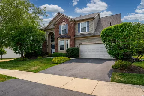 1100 Glen Eagle Dr, Aurora, IL 60502