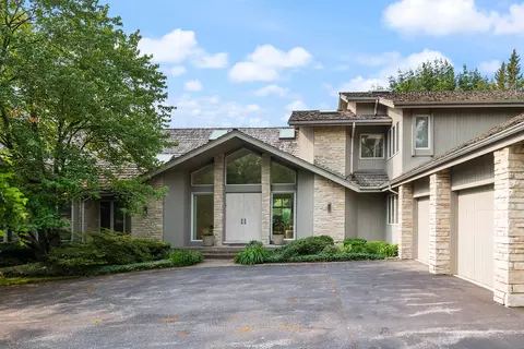 2905 Woodmere Dr, Northbrook, IL 60062