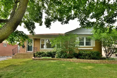 811 Lakeside Dr, Wheaton, IL 60187