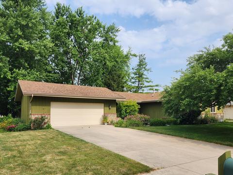 1203 Broadmoor Dr, Bloomington, IL 61704