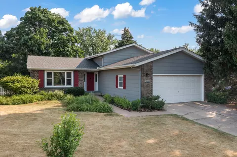 5103 Sandburg Dr, Mchenry, IL 60050