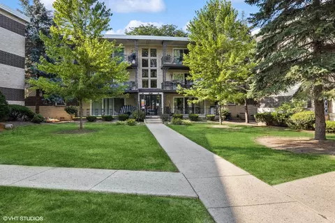 911 S 8th Ave #5, La Grange, IL 60525