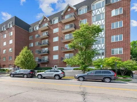 501 Forest Ave #504, Glen Ellyn, IL 60137