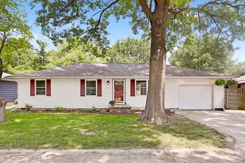 27 Elmwood Dr, Fisher, IL 61843