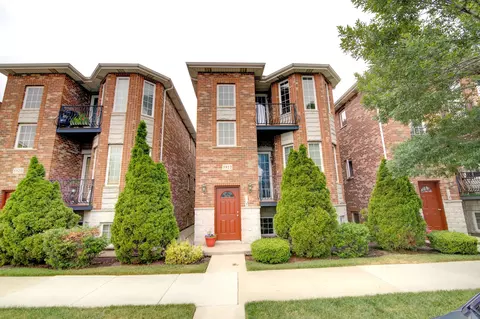 5922 N Milwaukee Ave #3, Chicago, IL 60646
