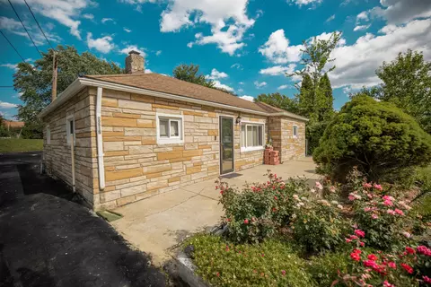 8917 S Palisades Rd, Burr Ridge, IL 60527