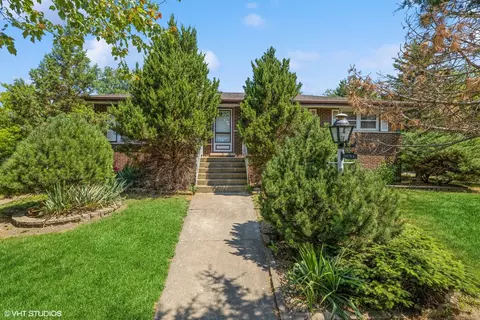 10448 S Tod Dr, Palos Hills, IL 60465