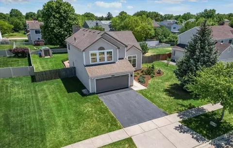685 Fenwick Ln, South Elgin, IL 60177