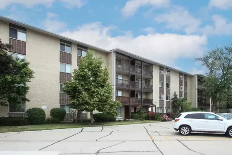 650 Murray Ln #404, Des Plaines, IL 60016