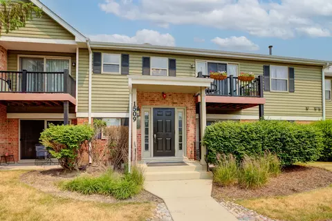 1509 Raymond Dr #202, Naperville, IL 60563