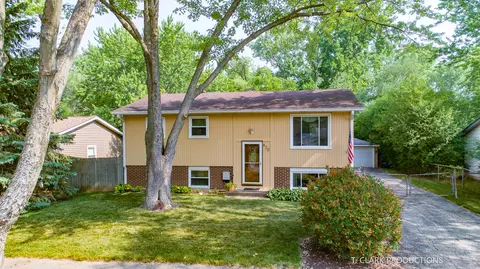 820 Poplar Ln, Bolingbrook, IL 60440