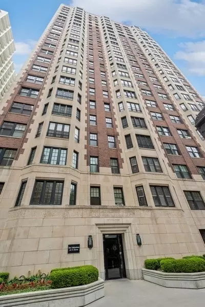 421 W Melrose St #1B, Chicago, IL 60657