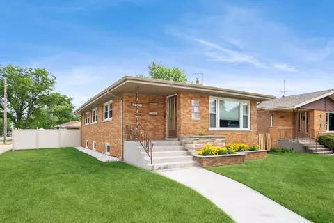 8701 Stevens Dr, Oak Lawn, IL 60453