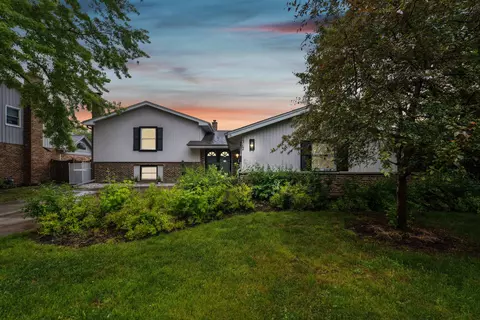 1517 E Peachtree Dr, Arlington Heights, IL 60004