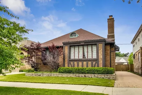 2718 W Farwell Ave, Chicago, IL 60645