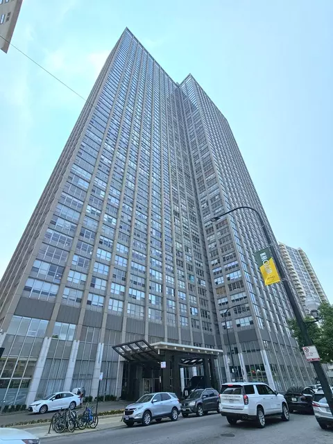 655 W Irving Park Rd #3415, Chicago, IL 60613