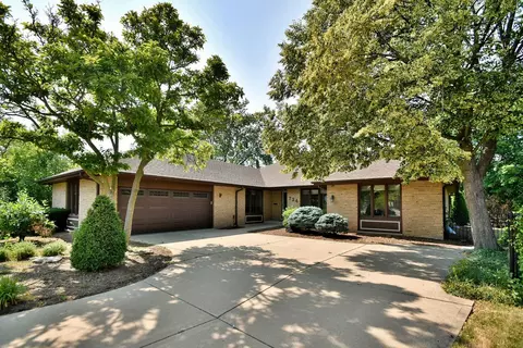 724 S Stuart Ct, Elmhurst, IL 60126