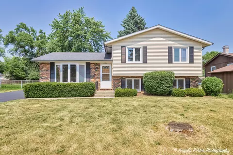 1706 E Grand Ave, Lindenhurst, IL 60046