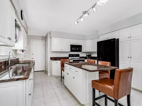 568 E 2nd St, Lockport, IL 60441 photo 3