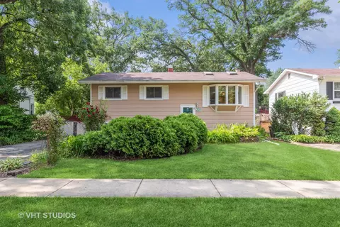 335 S Lakeshore Dr, Mundelein, IL 60060