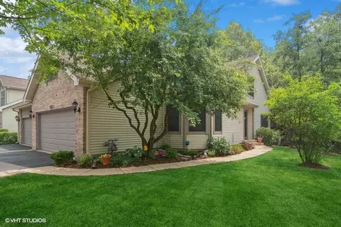 971 N Auburn Woods Dr, Palatine, IL 60067