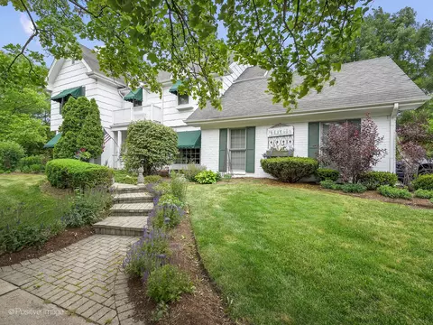 300 Ridge Ave, Clarendon Hills, IL 60514