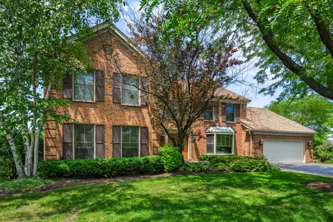 2310 Iroquois Dr, Glenview, IL 60026