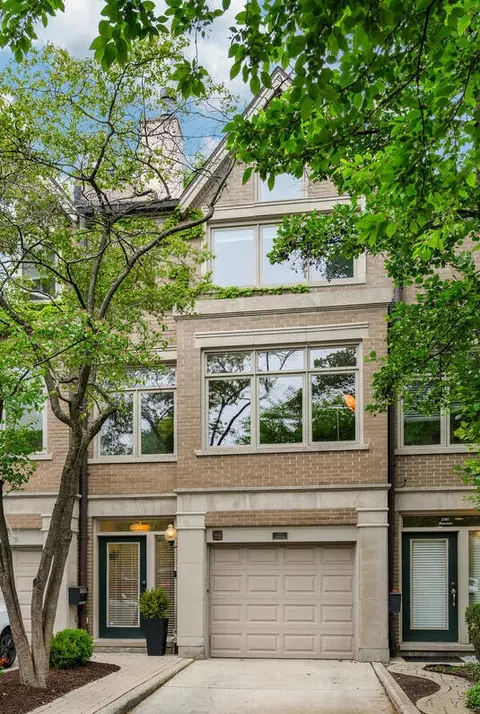 2705 N Janssen Ave, Chicago, IL 60614