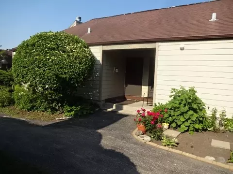 3317 Beacon St #76, North Chicago, IL 60064