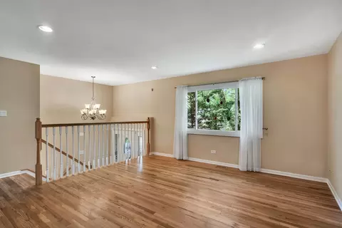 1630 Ashley Rd, Hoffman Estates, IL 60169 photo 2