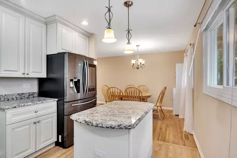 1630 Ashley Rd, Hoffman Estates, IL 60169 photo 3