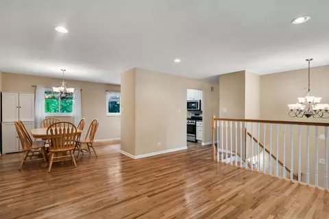 1630 Ashley Rd, Hoffman Estates, IL 60169 photo 4