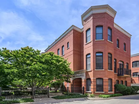 910 W Village Ct, Chicago, IL 60608