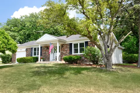 802 N Oakwood Dr, Mchenry, IL 60050