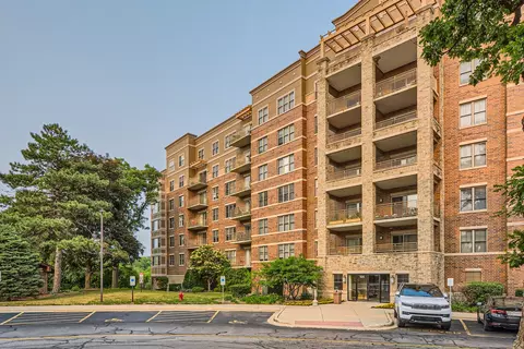 125 Lakeview Dr #411, Bloomingdale, IL 60108