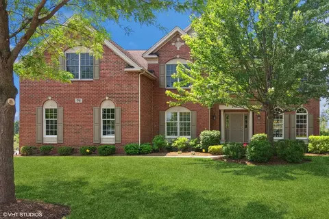 76 Tournament Dr N, Hawthorn Woods, IL 60047