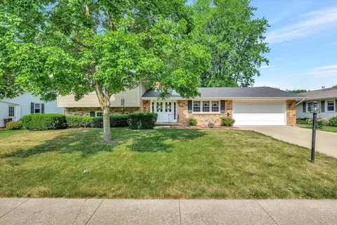 2309 Brookshire W Dr, Champaign, IL 61821 photo 2