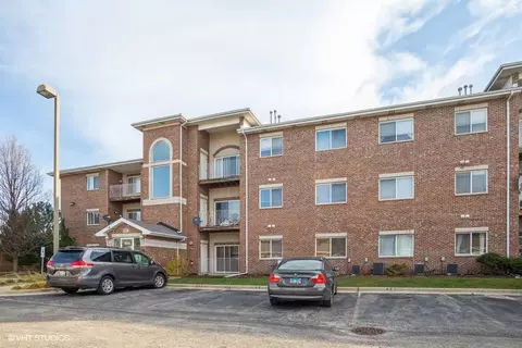 881 N Swift Rd #102, Addison, IL 60101