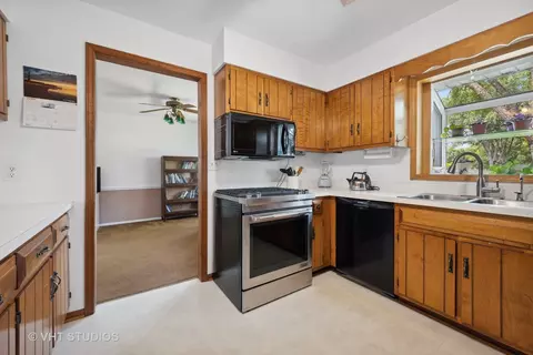 39 W425 Capulet Cir, Elgin, IL 60124 photo 12