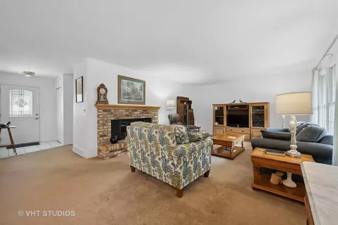 39 W425 Capulet Cir, Elgin, IL 60124 photo 5