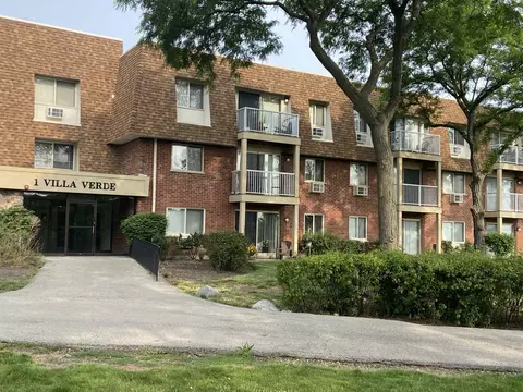 1 Villa Verde Dr #210, Buffalo Grove, IL 60089